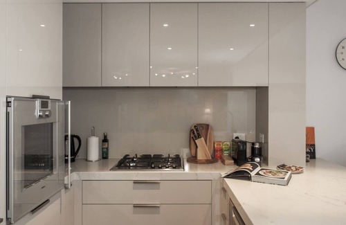 Docklands Apartment | The Haven at Victoria Harbour with Parking and Patio