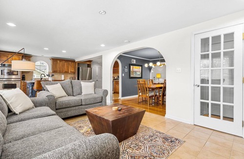 Prairie Village House | The Hawthorn - Walkable to PV shops + Pet Friendly!