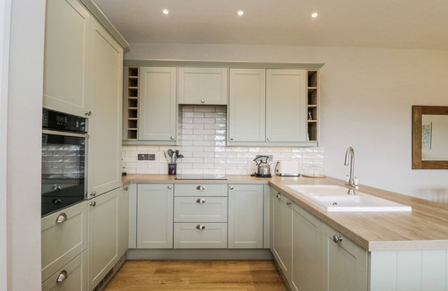 Calne Cottage | THE HAYLOFT, pet friendly, with a garden in Calne