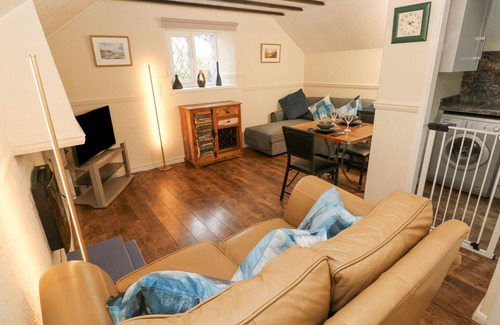 St. Florence Cottage | THE HAYLOFT, pet friendly, with pool in St Florence