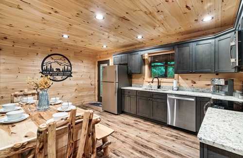 Caton Cabin | The Heart of The Smokies/between Pigeon Forge/Gatlinburg/Perfect for All Ages!