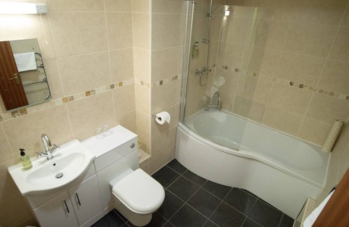 Heath and Reach Hotel | The Heath Inn
