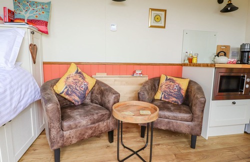 Barnoldswick Cottage | THE HERDSMAN LUXURY SHEPHERDS HUT, pet friendly in Barnoldswick