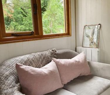 Callow Apartment | The Hereford Hut, Charming 1 bedroom Shepherds Hut