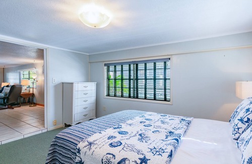 Weeki Wachee Gardens House | The Hideaway at Weeki River-kayaks included