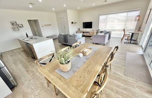 Moonta Bay Apartment | The Hideaway - Charming 4 BR Home in Moonta Bay