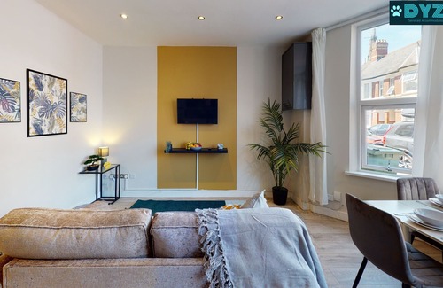 Penylan Apartment | The Hideaway - Garden - Pets Allowed