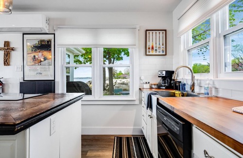 Leamington Cottage | The Hideaway on the Lake with Hot Tub!