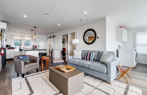 Leamington Cottage | The Hideaway on the Lake with Hot Tub!