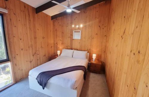 Jindabyne Apartment | The Hideout - Lake Views & Balcony w BBQ I Central Location I Wi-Fi I Smart TV