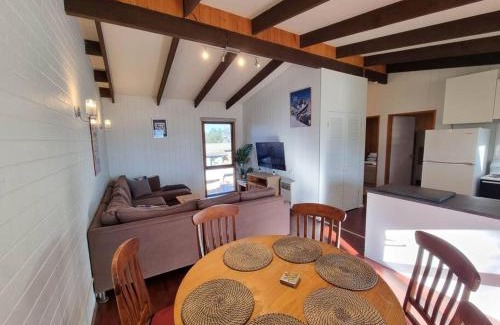Jindabyne Apartment | The Hideout - Lake Views & Balcony w BBQ I Central Location I Wi-Fi I Smart TV