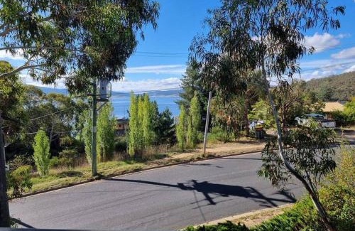 Jindabyne Apartment | The Hideout - Lake Views & Balcony w BBQ I Central Location I Wi-Fi I Smart TV