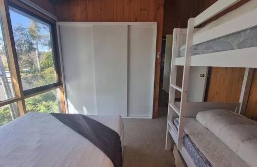 Jindabyne Apartment | The Hideout - Lake Views & Balcony w BBQ I Central Location I Wi-Fi I Smart TV