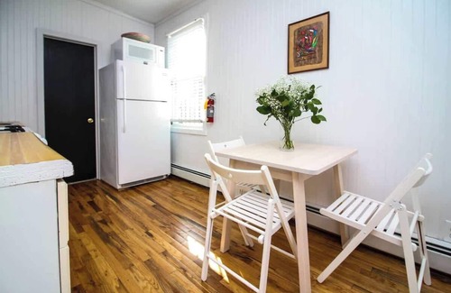 Queens House | The High Tide #9 One Bedroom Suite with Kitchen