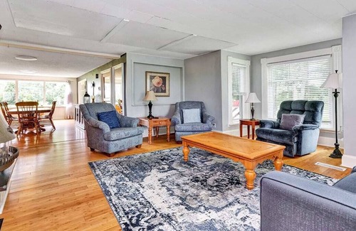 Prince Edward House | The Highway House - PEC Waterview Getaway