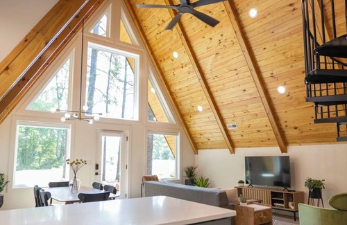 Lillington Ski Chalet | The Hillside Chalet! w/ Fire Pit! Close to Campbell University