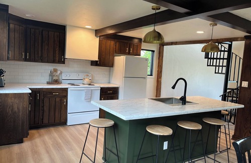 Plymouth House | The Hillside Cottage- 2 min Walk to Road America!