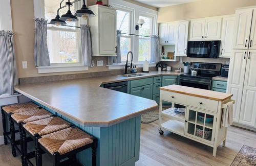 Mount Vernon House | The Historic Holiday House Near Cornell College, Dog Friendly!