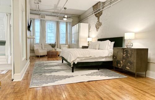 Downtown Cincinnati Apartment | The Historic Lyric Presidential Suite