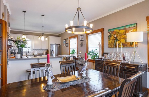 Russell House | The historic Mahoney House in Russell is ideal for families and large groups.