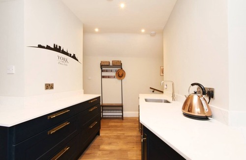 York Cottage | The Holgate Snug - sleeps 4 guests in 2 bedrooms