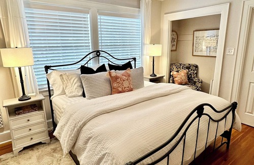 Newton Bed & Breakfast | The Holly and Ivy Inn
