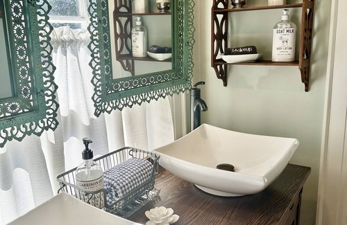 Newton Bed & Breakfast | The Holly and Ivy Inn
