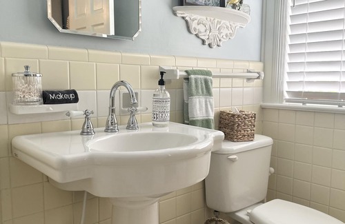 Newton Bed & Breakfast | The Holly and Ivy Inn