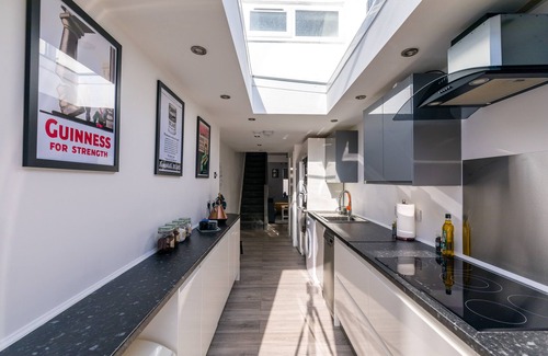 Plasnewydd House | The Hollywood Beautiful 3 Bedroom House