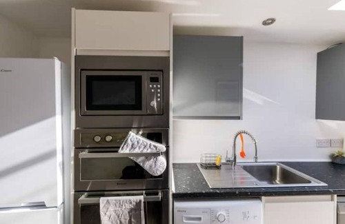 Roath House | The Hollywood - Large Beautiful 3 Bedroom House