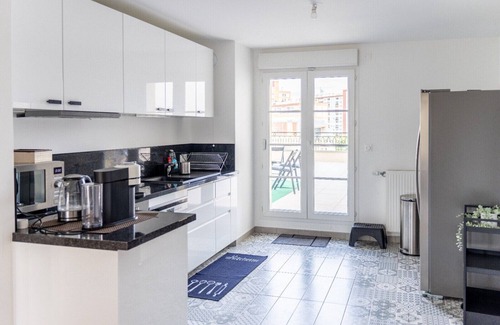 Puteaux Apartment | "The Home" 15 min from Paris, Free parking