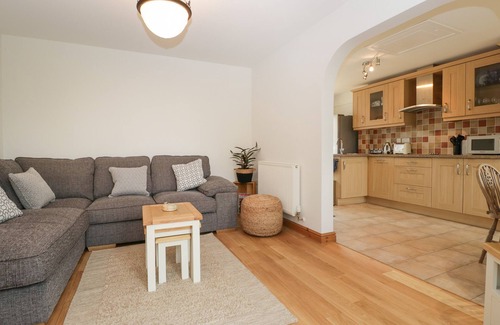 Tidenham Cottage | THE HONEY POT, romantic, with hot tub in Chepstow
