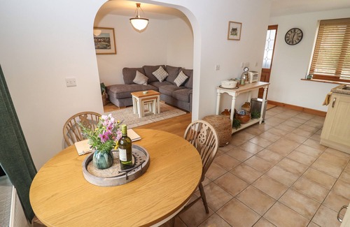 Tidenham Cottage | THE HONEY POT, romantic, with hot tub in Chepstow