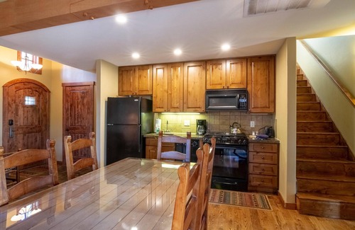 Tamarack Cottage | The Hot Toddy Cottage - Serene Cottage | Ski-In/Ski-Out, Private Hot Tub