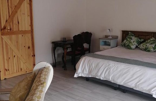 Komani House | The House Guesthouse-Fox's Lair, bachelor apartment near schools