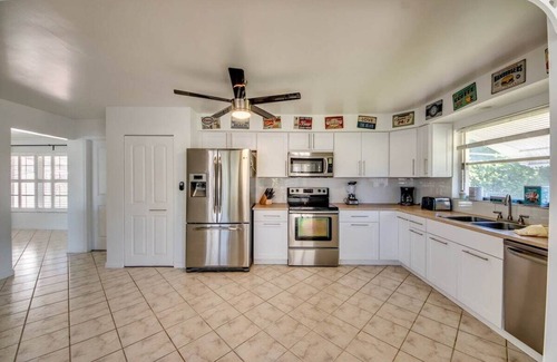Yacht Club House | The house is in the preferred yacht club area, in the southeast of Cape Coral.