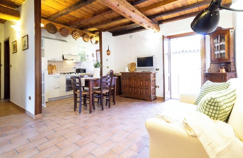 Castelnovo ne' Monti Apartment | The house in the village