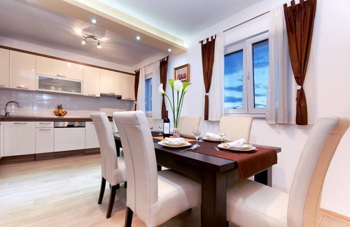 Makarska House | The house with 6 bedrooms, 5 bathrooms, 3 cakes, 3 single rooms and 3 living rooms, 2 terrace, pool, priv. park