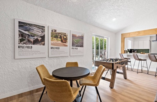 The Knoll House | The Howdy Retreat – Near Kyle Field + Game Day Bus