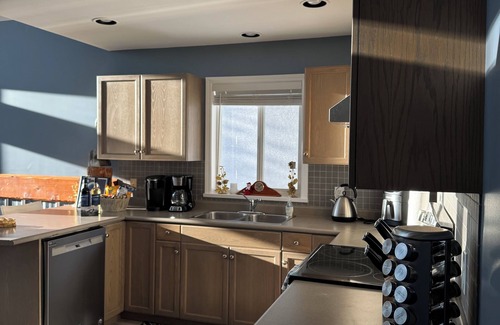 Snow Pine Estates House | The Howling Wolf | Beautiful Chalet | Private Hot Tub | Pet friendly| Ski in/out