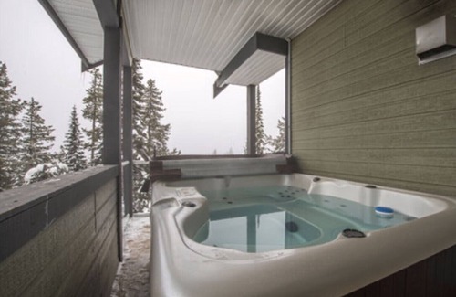 Snow Pine Estates House | The Howling Wolf | Beautiful Chalet | Private Hot Tub | Pet friendly| Ski in/out