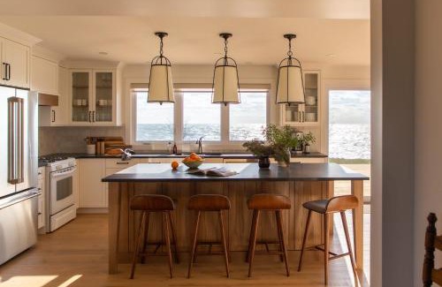 Wellington House | The Hull House - Lake Ontario Waterfront w Sauna
