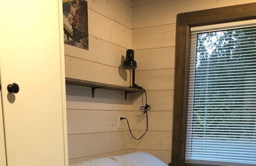 Courtenay House | The Hummingbird - On Quiet Country Acreage - With A/C