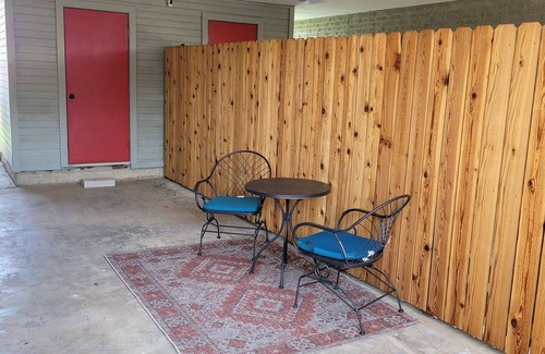 Ozona House | The Hummingbird- Stylish Retreat
