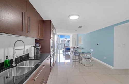 Downtown Miami Apartment | The Icon W Brickell 31st Flr | Pool & Bay Views