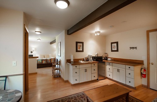 Woods Bay Hotel | The Islander Inn