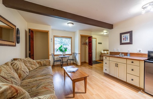 Woods Bay Hotel | The Islander Inn