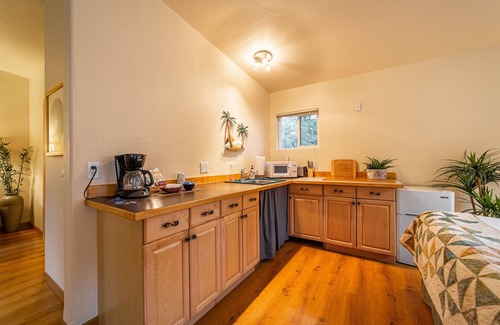 Woods Bay Hotel | The Islander Inn