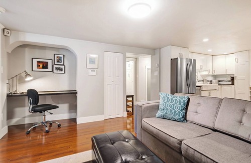 Grandview-Woodland House | The Ivy On Parker Guest House