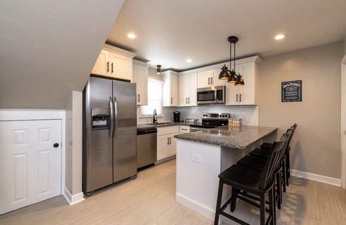 Hillsboro West End Condo | The Jackson★Walk around Hillsboro Village★Free Parking, 9 mins to downtown!